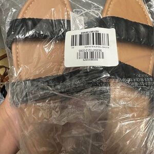 Old Navy Black and Tan Women's Sandals